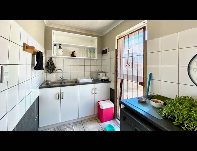 4 BEDROOM HOUSE FOR SALE IN VELDDRIF